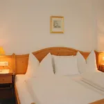 Gaestehaus Rieser 게스트하우스 3*